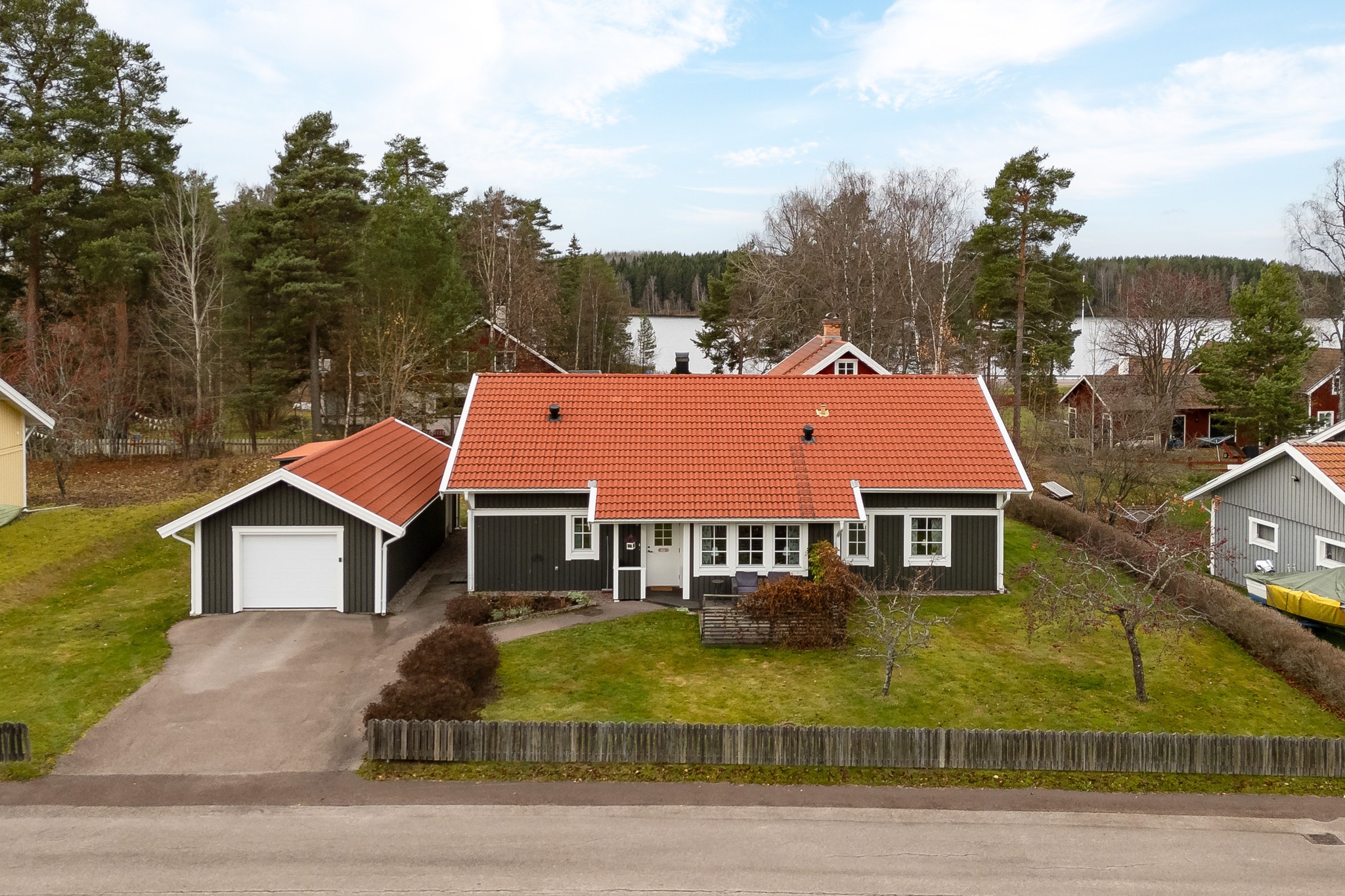 Enplanshus med fristående garage till salu i Karlslund!!